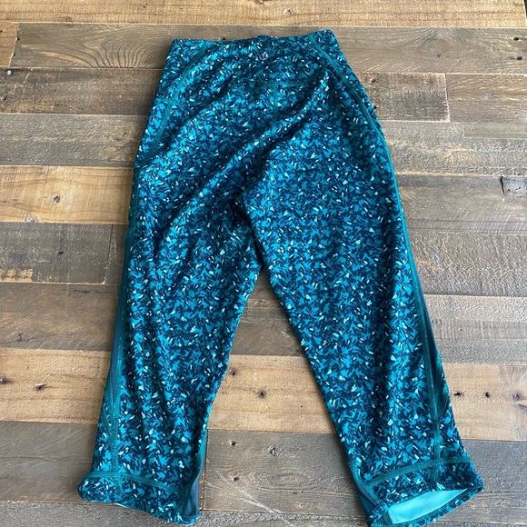 Lululemon Drop it Like it’s Hot Crop Leggings - Picture 6 of 7